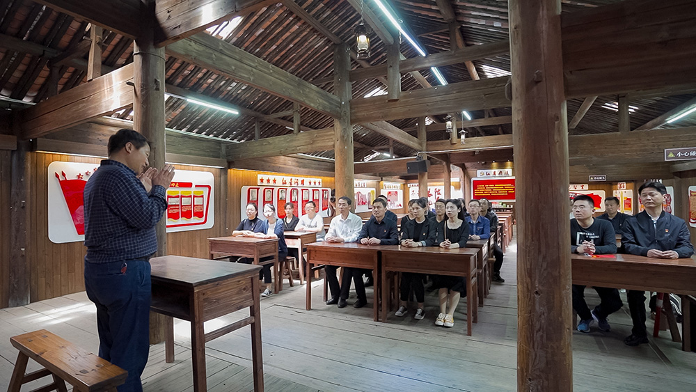屯溪區(qū)國(guó)投集團(tuán)開展學(xué)黨史、祭英烈主題黨日活動(dòng)