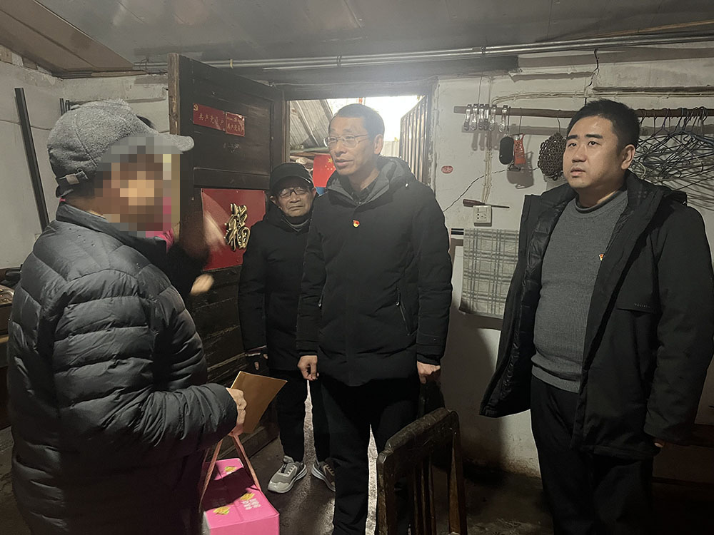 攜手送溫暖 助困獻(xiàn)愛心——屯溪區(qū)國(guó)投集團(tuán)開展“攜手助困 獻(xiàn)愛心”募捐慰問(wèn)活動(dòng)